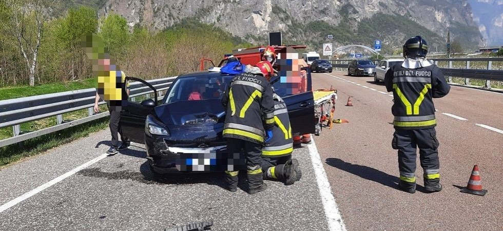 Scontro sulla provinciale 235, cinque persone coinvolte: servono le pinze idrauliche per estrarre uno dei feriti